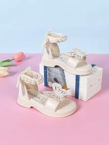 2026 Nouvelles sandales de princesse à papillon de perle à la mode pour filles, design à bride de cheville avec nœud papillon ajouré, semelles souples antidérapantes avec garniture de perles. Convient aux tout-petits, à la maternelle, aux fêtes d'anniversaire, aux représentations, à la plage et autres occasions. Sandales romaines de style fée douce - Blanc - Voir 3