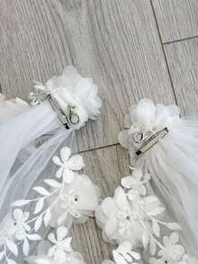 1 chiếc áo choàng cô dâu bằng vải tuyn đính ren cỡ lớn, kiểu dáng nhà thờ, thích hợp cho chụp ảnh cưới. - Nhiều màu - Xem 5