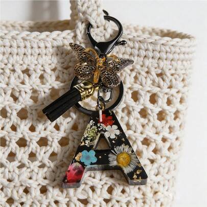 A Stylish Letter Keychain Featuring A Black Resin Design With Colorful Dried Flowers. This Cute And Mini Keychain Comes With An Exquisite Leopard-Print Butterfly Tassel Accessory. It Serves As A Car Keychain, Car Hanging Ornament, Gothic Y2K-Style DIY Luggage Accessory, And Automotive Decoration. It Is Also A Perfect Gift Bag Filler For Bachelorette Parties, Suitable For Gifting To Relatives And Good Friends On Occasions Like Teacher's Day, Mother's Day, Thanksgiving, And Nurses' Day.
