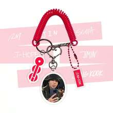 BT/S <2.0> MV 趣味图片 JK V JIMIN JHOPE JIN RM 钥匙扣和手机挂绳，《ARIRANG》新专辑及世界巡回演唱会造型配件，亚克力材质展示摆件，房间装饰配件，桌面配件 - 黑色 - 查看 18
