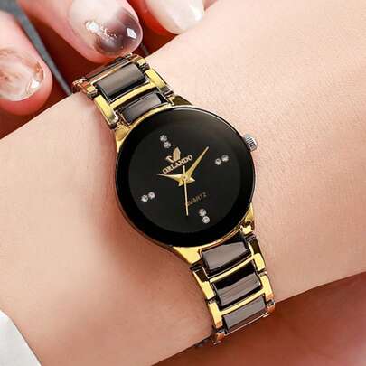 1 chiếc đồng hồ nữ Quartz màu đen & vàng, kiểu dáng tối giản cổ điển, mặt số đen với các vạch chỉ giờ đính kim cương, dây đeo bằng thép không gỉ màu đen & vàng, mặt đồng hồ nhỏ gọn, thanh lịch & sang trọng, món quà lý tưởng cho bạn gái, bạn thân, lễ tốt nghiệp, phù hợp cho đi làm, hẹn hò và nhiều dịp khác nhau, dễ dàng toát lên vẻ tinh tế và cao cấp.