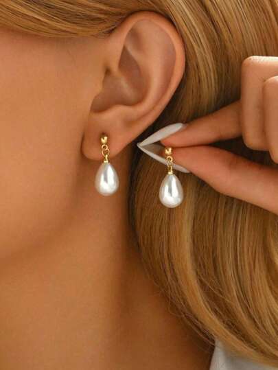 一对白色水滴形仿珍珠耳环，优雅百搭，适合日常佩戴，也是送给女朋友、母亲、姐妹的理想礼物。