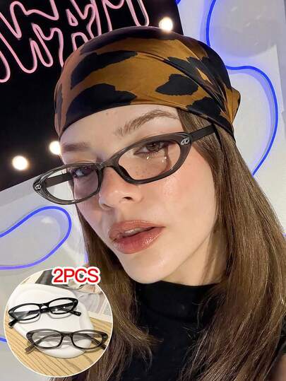 2 chiếc gọng kính mắt mèo dáng hẹp cổ điển dành cho nữ, màu trơn và gọng đồi mồi, tròng kính trong suốt, nhẹ, phù hợp với trang phục hàng ngày. Có hộp đựng kính.