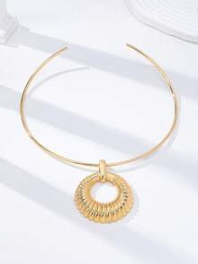 1 chiếc vòng cổ mặt dây chuyền hình tròn lớn màu vàng có gân, kiểu dáng mạnh mẽ, cá tính dành cho nữ, vòng cổ phong cách cổ điển hiện đại thích hợp cho tiệc tùng, dạ hội, đám cưới, quà tặng cho mẹ, vợ, bạn gái. - Vàng - Xem 4