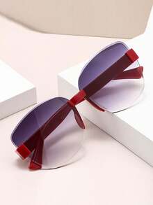1 Cặp kính thời trang cao cấp gọng lớn mới về dành cho nữ, kiểu dáng tôn dáng, sành điệu và thời thượng. - Khung màu đỏ tươi với lớp phim màu xám kép. - Xem 1