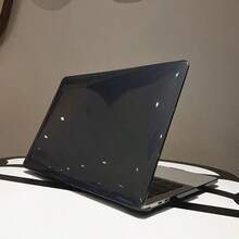 适用于Macbook Neo/Air 13.6/Air 15机型（M5 2026、M4 2025、M3、M2 2024-2022 A3449、A3240、A3113、A2681）的保护壳，采用透明黑色硬壳设计和晶莹剔透的边缘。 - 查看 3