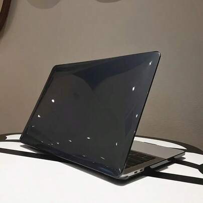 适用于Macbook Neo/Air 13.6/Air 15机型（M5 2026、M4 2025、M3、M2 2024-2022 A3449、A3240、A3113、A2681）的保护壳，采用透明黑色硬壳设计和晶莹剔透的边缘。