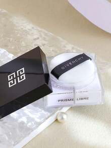 纪梵希 (GIVENCHY) [迷你装] PRISME LIBRE 哑光亮采散粉 4 合 1 色号 #1 4*1g / Prisme Libre 散粉融合四种色调，打造哑光、柔焦、提亮肤色的妆效。纪梵希的专业技术带来轻盈透亮的妆感，持妆长达六小时，不卡粉，这得益于其柔滑的粉质。 - #1 4*1g/4g - 查看 9