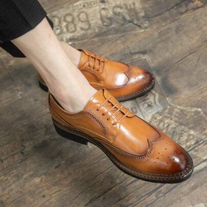 Giày Oxford mũi nhọn Brogue hai tông màu đen và nâu dành cho nam - Giày dép trang trọng thoải mái, phù hợp cho mọi mùa, thích hợp cho cả công việc và những dịp đặc biệt (như đám cưới hoặc đi làm). Một lựa chọn cổ điển cho phong cách smart-casual. Xin lưu ý rằng giày có kiểu dáng thon gọn; để có cảm giác thoải mái hơn, chúng tôi khuyên bạn nên mua lớn hơn nửa size so với size thông thường của mình.