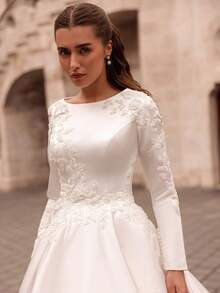 Enchanting High Neck A-Line Wedding Dress With Long Sleeves And Floral Appliqué – Sophisticated Floor-Length Bridal Gown Featuring A Delicate Round Neckline, Full-Length Fitted Sleeves, Intricate Floral Embellishments, And Gracefully Flowing Silhouette, Perfect For Weddings, Christmas Galas, Halloween Balls, Formal Dances, Birthday Celebrations, And Special Evening Events. A Versatile Choice For Wedding Receptions, Holiday Parties, Anniversary Dinners, Resort Getaways, Black-Tie Occasions, Cocktail Gatherings, Bridal Showers, Wedding Guest Attire, Graduation Formals, Homecoming Events, And As A Refined Bridesmaid Or Timeless Evening Gown. - 白色 - 查看 5