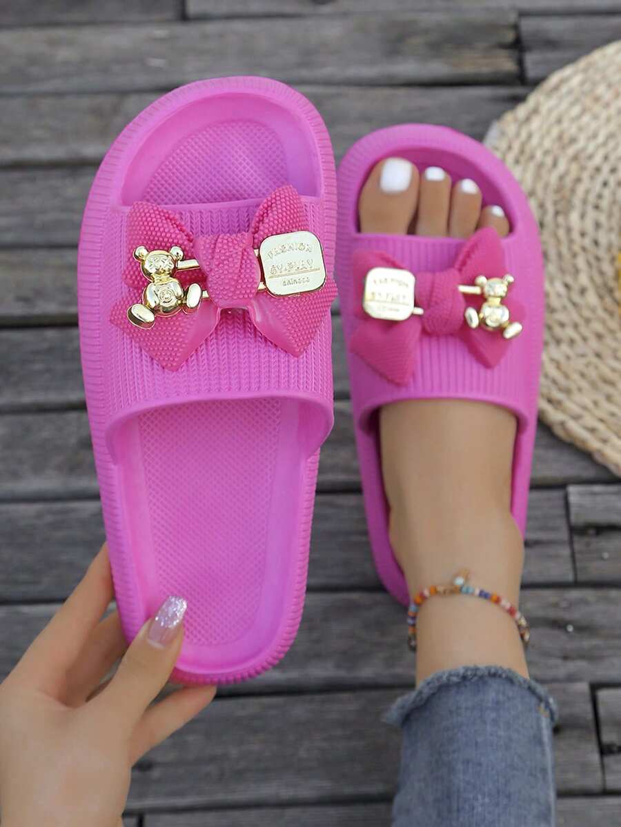 A Pair Of New Summer-Style Women's Plastic Slippers, Metal Teddy Bear Decorated Flip-Flops, Non-Slip Quiet And Comfortable Soft-Soled Slip-On Open-Toe Flip-Flops For Beach Vacation, Seaside Travel, Outing And Walking, Large Size Sandals For Summer Resort,Y2K Women Slippers. - 玫紅色 - 查看 1