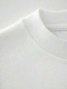 Una mariposa blanca y negra transformándose en un río de margaritas con centros dorados simboliza la belleza natural la libertad la pureza floral y el renacer femenino Camiseta de mujer 100% algodón perfecta para cualquier ocasión - Blanco - Ver 4
