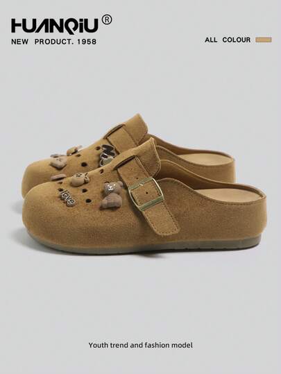 HUANQIU 2026新款HAUNQIU女士短款勃肯鞋，饰有小熊图案，透气舒适，适合上学、工作、日常穿着及户外活动。同时，这款鞋也符合2026年新款可爱甜美风格，非常适合上学、约会及户外活动。设计透气减震，轻便舒适，适合长时间穿着。适合居家、户外、上学及工作。女士小熊图案勃肯鞋，适合居家及户外活动。