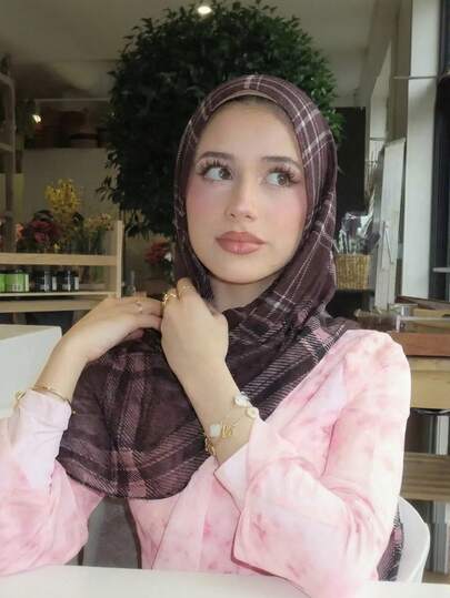 1条格子印花头巾，舒适柔软透气，适合日常搭配长袍、海滩、度假等场合佩戴。