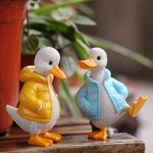 1 set Statue de canard de détente extérieure pour la discussion, figurine animale de scène de jardin extérieur amusante, cadeau soigneusement préparé, canard habillé, décoration de bureau à domicile/accessoire de bonsaï, ornement de canard de jardin, patio, pelouse, artisanat en résine, décoration de Pâques - Doudoune avec housse de canard deux - Voir 2