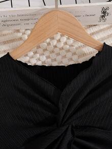 两件套女童夏季时尚裤装，深V领荷叶袖纯色上衣搭配波点印花褶皱设计休闲套装，适合户外休闲和度假穿着。 - 黑色 - 查看 3