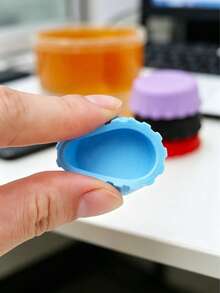 12 pezzi Tappi in silicone riutilizzabili universali (colori casuali), per preservare la freschezza, adatti per sigillare e conservare bottiglie di birra, bibite e vino. I tappi per la freschezza sono disponibili nei colori arancione/rosso/blu, adatti per la conservazione in cucina/accessori da cucina/matrimonio/articoli essenziali per le vacanze/articoli essenziali da viaggio/forniture per addio al nubilato/borracce/giocattoli morbidi - Multicolore - Visualizzare 5