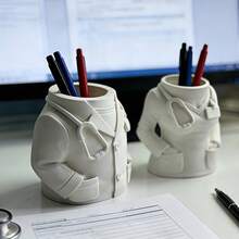 2件套医生护士摆件+笔筒。护士节礼物。医护人员白大褂摆件桌面装饰笔筒。医疗专业文具收纳盒，送给医学生的礼物笔筒。适合医疗专业人士使用。 - 筆筒 - 查看 3