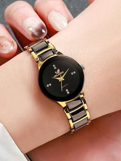 1 chiếc đồng hồ nữ Quartz màu đen & vàng, kiểu dáng tối giản cổ điển, mặt số đen với các vạch chỉ giờ đính kim cương, dây đeo bằng thép không gỉ màu đen & vàng, mặt đồng hồ nhỏ gọn, thanh lịch & sang trọng, món quà lý tưởng cho bạn gái, bạn thân, lễ tốt nghiệp, phù hợp cho đi làm, hẹn hò và nhiều dịp khác nhau, dễ dàng toát lên vẻ tinh tế và cao cấp.