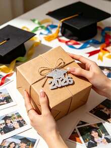 24件套毕业季中心装饰品，2026届毕业帽纸质剪纸，有3种颜色可选（黑色/银色/金色），配有麻绳，可重复使用，适用于毕业派对装饰、插花、餐桌装饰、拍照道具、毕业典礼等。非常适合2026届高中/大学毕业典礼、毕业派对、毕业礼物包装和毕业派对回礼。 - 多色 - 查看 6