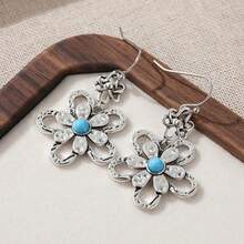 Un ensemble de boucles d'oreilles pendantes avec fleur de turquoise synthétique de luxe et ornées de strass. Un accessoire créatif pour femmes, parfait pour le port quotidien décontracté et diverses occasions. C'est un cadeau surprise pour les dames. - Bleu azur - Voir 4