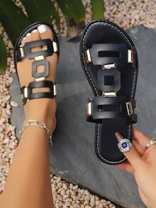 女士夏季新款休闲时尚方头镂空金属装饰凉鞋，个性化镂空双带金属铆钉装饰，柔软防滑鞋底，贴合脚型，耐磨，黑/白/浅棕色三种颜色可选，适合夏季外出、旅行、散步、与朋友聚会、海滩度假、居家穿着，也是母亲节、复活节、妇女节、中国新年等节日的绝佳礼物，百搭实用。 - 黑色 - 查看 1
