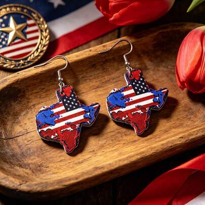 一对木质双面红蓝条纹独立日耳环，专为女性设计。这款耳环为您的日常穿搭增添节日气氛。非常适合在7月4日、庆祝活动以及独立日假期和派对上佩戴。
