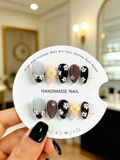 10片手工制作的杏仁形按压式假指甲。采用复古法式暗黑风格，饰以手绘红白雏菊和3D金色大花。精美夺目，适合女性和女孩，是派对、婚礼和日常佩戴的完美之选，并附赠工具包。