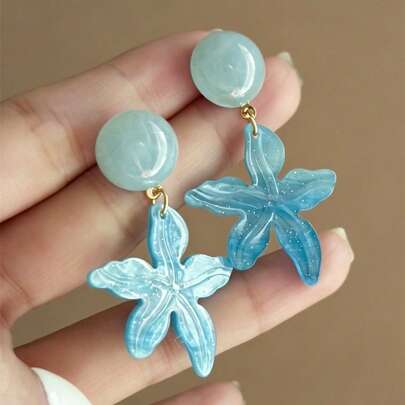 一对波西米亚风亚克力枫叶耳环，糖果色个性化长款吊坠耳环，适合女性佩戴，可用于派对、宴会、度假、旅行、日常佩戴。