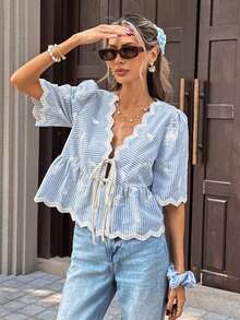 PariChic Edición de verano: Blusa azul de escote en V francés - Adornada con mangas abultadas, ribetes de encaje con volantes, bordados delicados y un cordón ajustable en la cintura, esta blusa corta que estiliza la cintura eleva la feminidad sin esfuerzo.Blusa azul y blanca, blusa azul claro, blusa de primavera, blusa de verano, blusa con volantes, blusa para mujer, tops casuales y elegantes para mujer en verano, blusa de estilo francés, atuendos de primavera para mujer, atuendos de verano para mujer - Azul y blanco - Ver 3