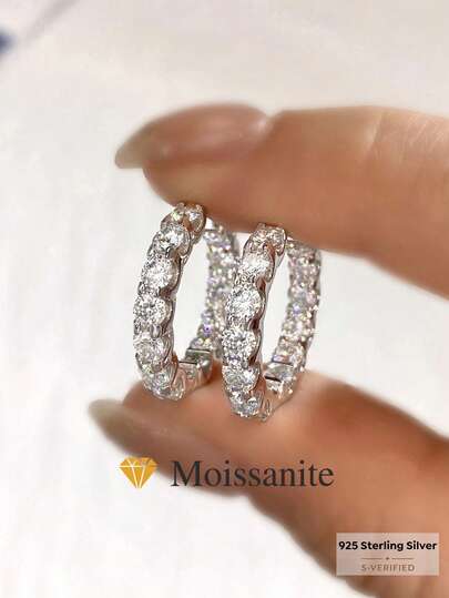 一对精美耳环，镶嵌0.1克拉莫桑石，采用925纯银打造，适合婚礼、订婚、周年纪念等场合，是送给女孩和女士的理想礼物。