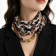 1 chiếc khăn quàng cổ nữ tiện dụng với khóa nam châm, họa tiết da báo, chất liệu giả lụa nhẹ, mềm mại và mịn màng, khóa nam châm dễ dàng và nhanh chóng sử dụng, họa tiết da báo thời trang đa năng, phù hợp cho những người không biết cách thắt khăn và cần ra ngoài nhanh chóng. - Nhiều màu - Xem 8