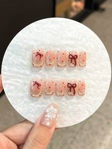 Nâng tầm phong cách của bạn với bộ móng giả thủ công ngắn, vuông, kiểu Pháp hình trái tim, tối giản, màu hồng thạch, phù hợp cho các bữa tiệc, đám cưới hoặc sử dụng hàng ngày. Bộ sản phẩm gồm 2 miếng gel thạch và 1 dụng cụ mài móng. - Đỏ - Xem 5