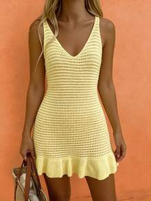 海星闪耀：简约清爽的海滩度假风——黄色透气V领吊带连衣裙。这款修身显瘦的迷你连衣裙，采用荷叶边下摆和收腰设计，是夏季海滩度假的完美之选，非常适合旅行和下午茶。 - 黃色 - 查看 4