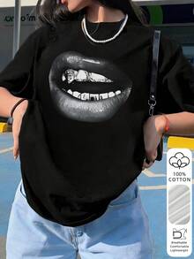 Camiseta Solta com Estampa de Lábios Pretos Feminina, Top Casual Respirável e Macia, Camiseta de Manga Curta Estilo Punk Y2K, Adequada para Passeios Diários, Festivais de Música, Encontros e Uso Casual Urbano no Verão - Preto - Visão 5