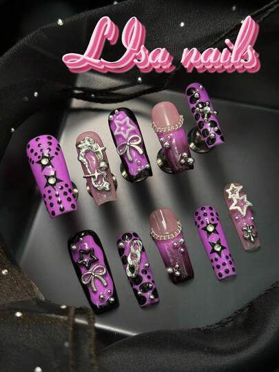10 piezas Juego de uñas acrílicas cuadradas, uñas morado violeta, degradado negro y morado violeta, lunares negros dibujados a mano y bordes de uñas negros, cadenas plateadas 3D y cuentas de estrella caladas plateadas, formas geométricas irregulares y lazos y otros accesorios para uñas, estilo futurista y punk y estilo dulce y fresco, juego de arte de uñas estilo Y2K, muy adecuado para que las mujeres y las niñas asistan a fiestas temáticas, ceremonias, uso diario, Día de San Valentín y otros días festivos, incluye una pieza de pegamento de gelatina y una tira de fricción