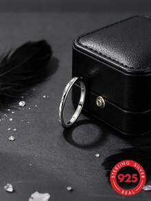 这款精致简约的星月雕刻银戒指，为您的日常珠宝收藏增添一抹亮色。它是一款永恒经典的饰品，专为喜爱低调、充满星空灵感的现代女性而设计。戒指采用优质925纯银打造，纤细的戒圈经过抛光处理，光泽闪耀，在光线下熠熠生辉。精巧的星月雕刻更添梦幻灵动之感。 - 銀色 - 查看 6