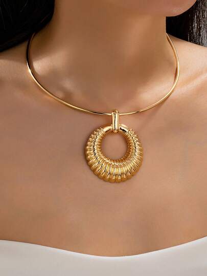 1 Pc Oversized Gold Ribbed Circle Pendant Torque Necklace, Chunky Bold Statement Choker For Women, Vintage Modern Necklaces For Party, Prom, Bridal, Gift For Mom, Wife, Girlfriend