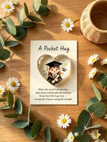 Bộ quà tặng kỷ niệm tốt nghiệp mùa lễ tốt nghiệp gồm 5 món/1 hộp quà hình trái tim bằng acrylic và "thiệp ôm" - Sự kết hợp đáng yêu này gồm hình minh họa dễ thương của một nữ sinh tốt nghiệp hoạt hình, cùng với một tấm thiệp "ôm bỏ túi" ấm áp. - Một kích cỡ phù hợp cho tất cả - Xem 4