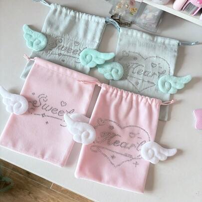 Túi dây rút nhung Kawaii có cánh thiên thần, túi hình trái tim đính đá dễ thương, túi đựng đồ bằng vải flannel mềm mại dùng để đựng mỹ phẩm, trang sức, văn phòng phẩm và giấy gói quà.