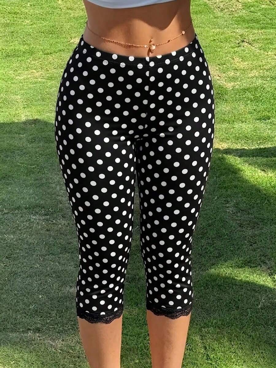 Quần short Bermuda nữ màu đen chấm bi dáng ôm, quần short chấm bi co giãn cao, viền ren, kiểu dáng ôm sát, quần short Bermuda chấm bi phối ren tương phản phong cách Y2K, dáng ôm với chi tiết ren tinh tế. - màu đen - Xem 1