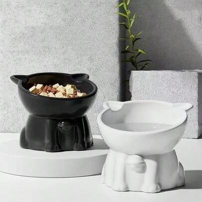 猫咪高脚食碗，黑白两色可选。倾斜的碗沿设计符合猫咪的自然进食角度，减轻颈部压力。光滑材质易于清洁，碗口宽敞，稳固底座防止倾倒。适用于盛放干粮、湿粮或水。