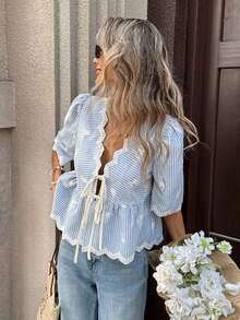 PariChic Edición de verano: Blusa azul de escote en V francés - Adornada con mangas abultadas, ribetes de encaje con volantes, bordados delicados y un cordón ajustable en la cintura, esta blusa corta que estiliza la cintura eleva la feminidad sin esfuerzo.Blusa azul y blanca, blusa azul claro, blusa de primavera, blusa de verano, blusa con volantes, blusa para mujer, tops casuales y elegantes para mujer en verano, blusa de estilo francés, atuendos de primavera para mujer, atuendos de verano para mujer - Azul y blanco - Ver 7