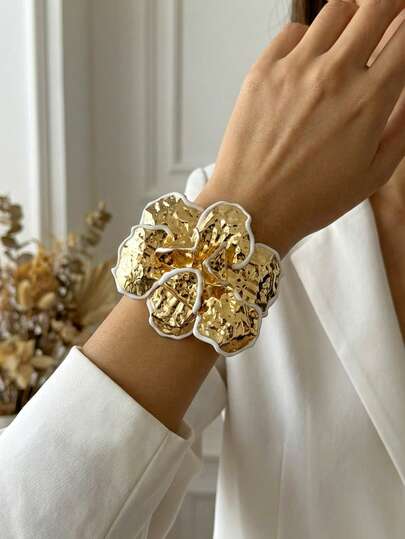 1pc White Trim Metal Flower Bangle