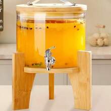 Giá đỡ bình đựng đồ uống bằng tre và gỗ, phù hợp với các loại bình, ấm và hộp đựng đồ uống bằng thủy tinh có đường kính lên đến 8,66 inch, làm từ gỗ tre tự nhiên, thích hợp cho các buổi tụ họp gia đình mùa hè, tiệc kiểu nông trại. - Xem 3