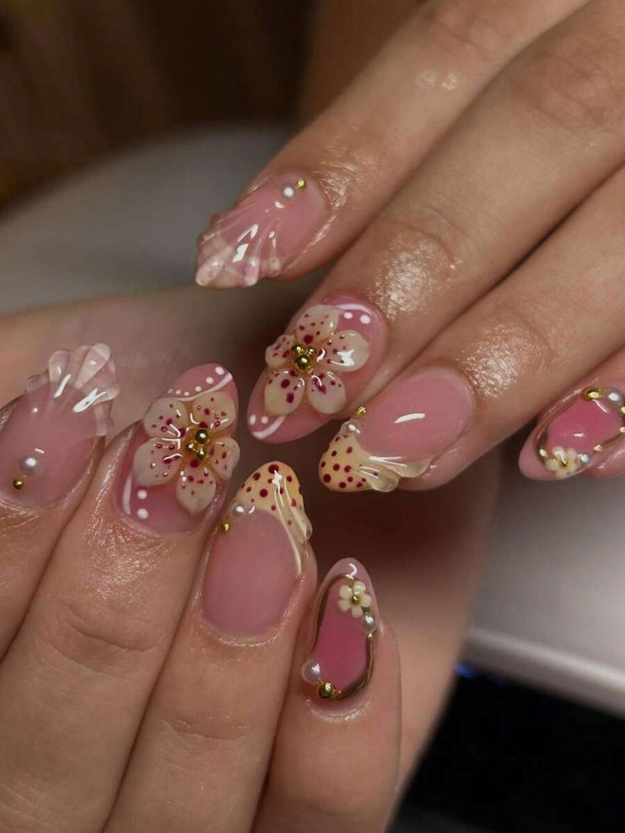 NAIO 24 piezas de uñas postizas cortas de almendra con diseño floral 3D en estilo francés, uñas acrílicas falsas de almendra en rosa y dorado con decoración de perlas, con esmalte de gel y lima de uñas, fácil de aplicar para uñas cortas de verano, adecuado para uso diario, fiestas y mujeres y niñas - Multicolor - Ver 1