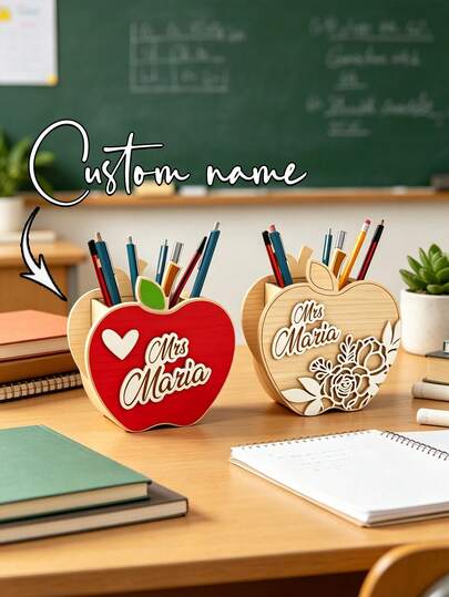 1 chiếc hộp đựng bút hình quả táo khắc tên theo yêu cầu, thiết kế hoa văn rỗng, thích hợp để đựng đồ dùng trên bàn làm việc trong lớp học hoặc văn phòng. Hộp đựng bút hình quả táo bằng gỗ kiểu trường học với thiết kế hoa văn rỗng, thích hợp làm hộp đựng đồ dùng trên bàn học cho học sinh.