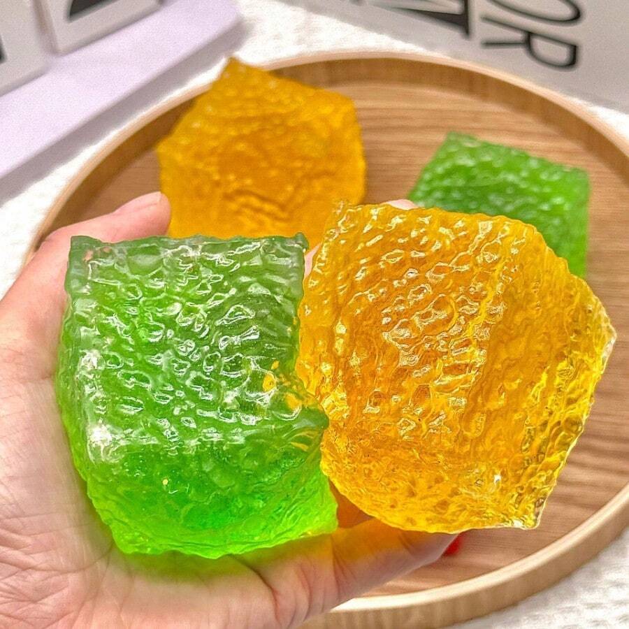 1个慢回弹麦芽糖方块挤压玩具，舒缓压力玩具