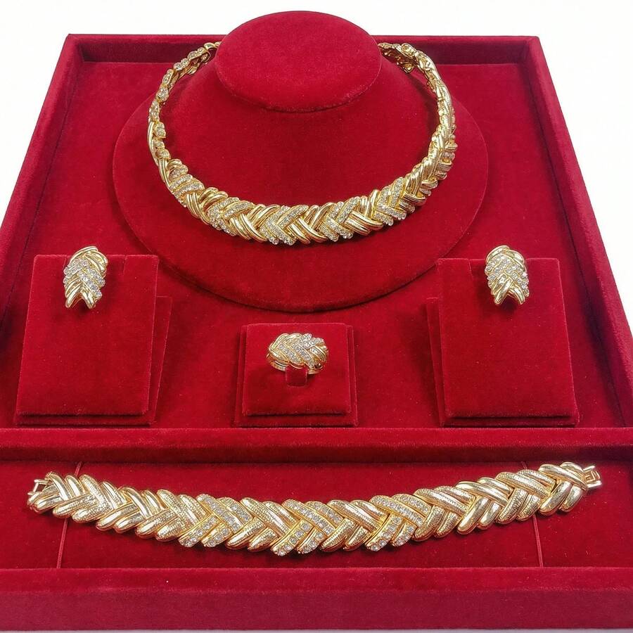 Bộ trang sức tự làm 4 món gồm vòng cổ đính hạt cườm nhiều lớp, bông tai, vòng tay và vòng cổ ôm sát, thích hợp làm quà tặng cô dâu, quà cưới, quà tặng tuyệt vời nhất nhân Ngày của Mẹ.