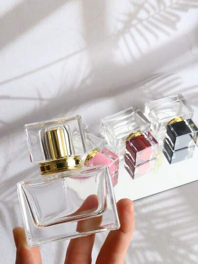Chai xịt nước hoa thủy tinh dày, trong suốt, hình vuông, dung tích 30ml, có thể tái sử dụng, kèm 4 nắp kim loại viền vàng (Đỏ/Đen/Hồng/Vàng), chống rò rỉ, phun sương mịn, kích thước nhỏ gọn, thích hợp mang theo khi đi du lịch, dùng đựng nước hoa, tinh dầu, sản phẩm chăm sóc da. Vật dụng cần thiết khi đi máy bay, công tác, du lịch nghỉ dưỡng, cắm trại, sắp xếp đồ dùng trong phòng tắm. Món quà lý tưởng cho người yêu nước hoa, quà tặng ngày lễ, quà sinh nhật cho cả nam và nữ. Sử dụng hàng ngày và làm quà tặng.